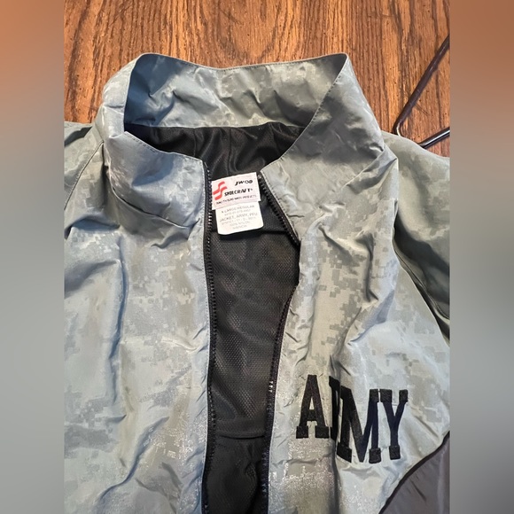 Army light weight rain coat. - Picture 3 of 5